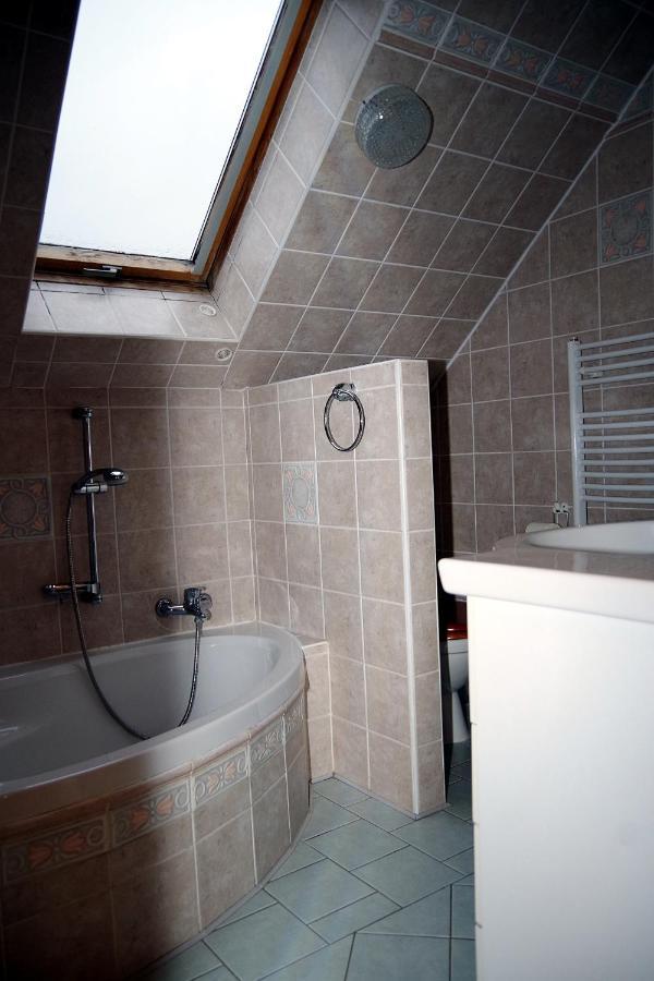 Sklep U Veselych Apartment Mutenice Ngoại thất bức ảnh