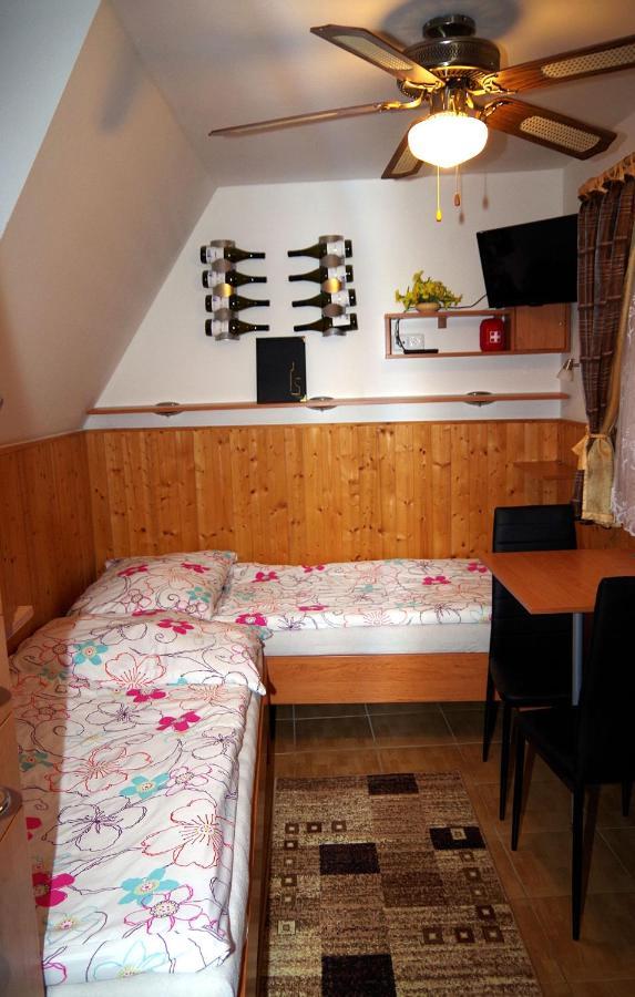 Sklep U Veselych Apartment Mutenice Ngoại thất bức ảnh